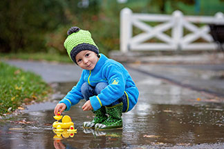 La colonne d’eau indique le degré de perméabilité d'un tissu. Les vêtements de pluie pour enfant de Tchibo ont une résistance d’environ 3.000 mm.