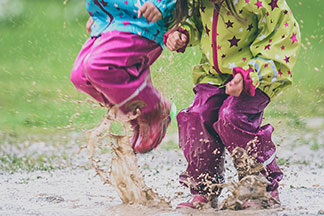 Et s’amuser sous la pluie devient un vrai plaisir : pantalons pour enfants pour la pluie, l’humidité et le froid