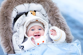 Bien couvrir son bébé pour les sorties par temps froid.