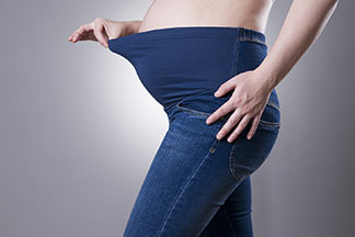 Les pantalons de grossesse sont confortables et très souples.