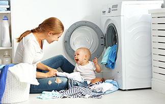 Le coton bio naturel sans substances nocives est la matière idéale pour les habits pour bébé.