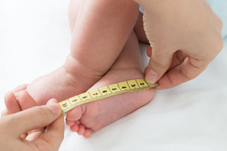 Les premières chaussures pour bébé.
