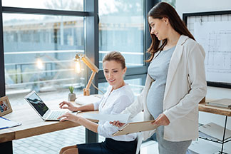 Chic au bureau pendant la grossesse avec une mode grossesse pour le travail.