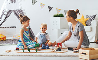 Jouet pour enfant : l’idéal est de faire jouer toute la famille.