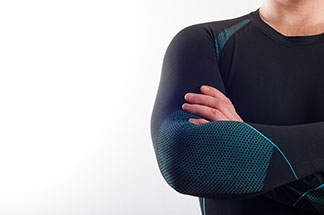 Le bon maillot de corps pour chaque situation : un homme porte un sous-vêtement fonctionnel à manches longues.