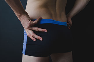 Gros plan sur une paire de boxers moulants.
