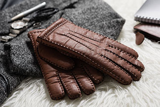 Accessoires de haute qualité hommes chez Tchibo : gros plan sur des gants de cuir hommes.