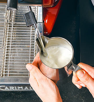 Étape 2: faire mousser le lait