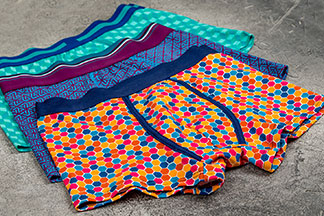 Différents boxers à motifs hommes en style collant.