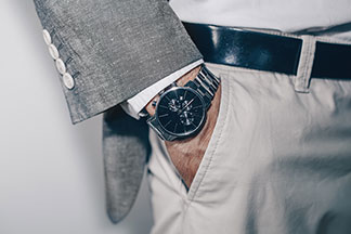 Gros plan d'une montre hommes avec un bracelet en métal.